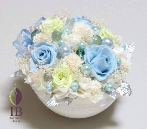 ふわふわ、ふりふり　ブルーのバラアレンジ