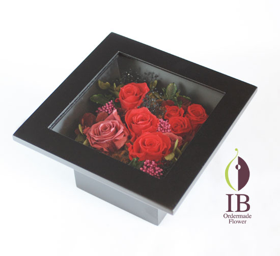 木製フレームのお花 テーブルの上などに置いた感じ