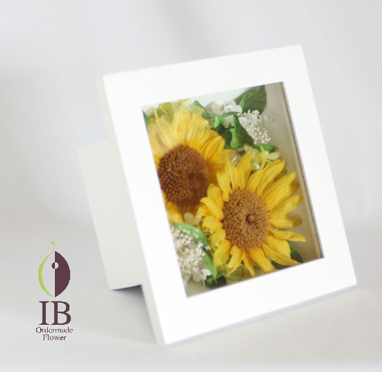 木製フレームのお花　斜め上から