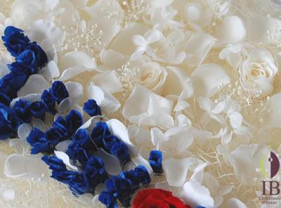 背景には白い花を敷き詰めて