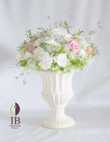 プリザーブドフラワー 白バラ 清楚な誕生日アレンジ