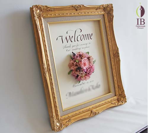 ピンクのフレーム入りプリザーブド プリザードフラワーバラ