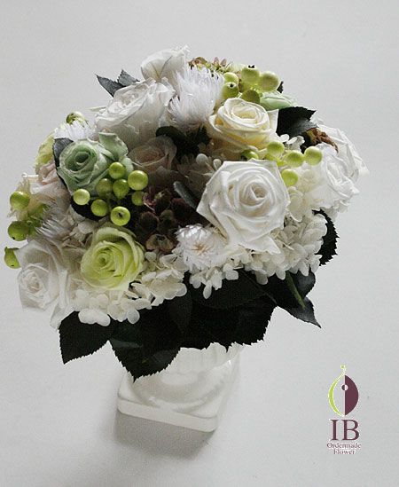 プリザードフラワー 白とグリーンのアレンジ
