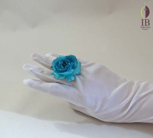 リング 手にあてた時