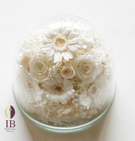 プリザーブドフラワー　ガーベラのドーム装飾