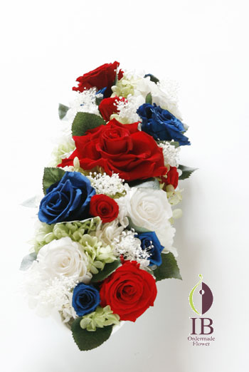 プリザ バラ 赤白青の横長アレンジ